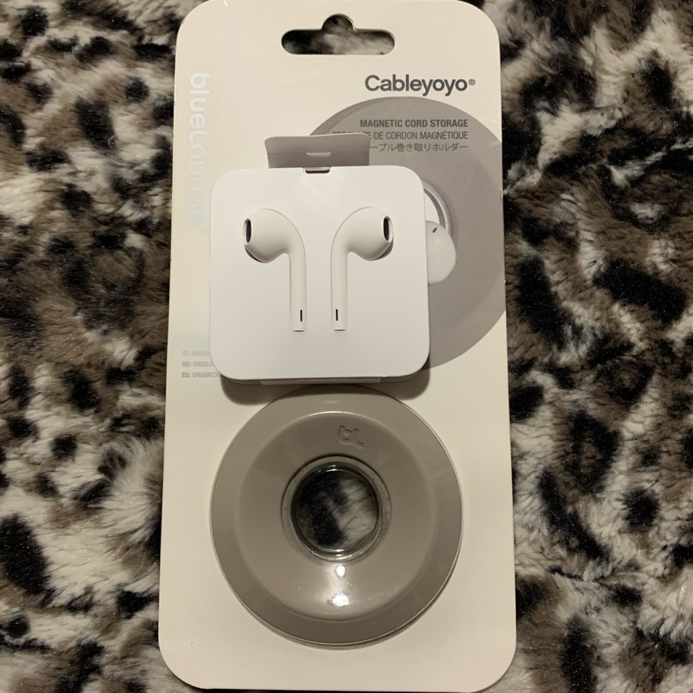 Apple headphones and Cableyoyo